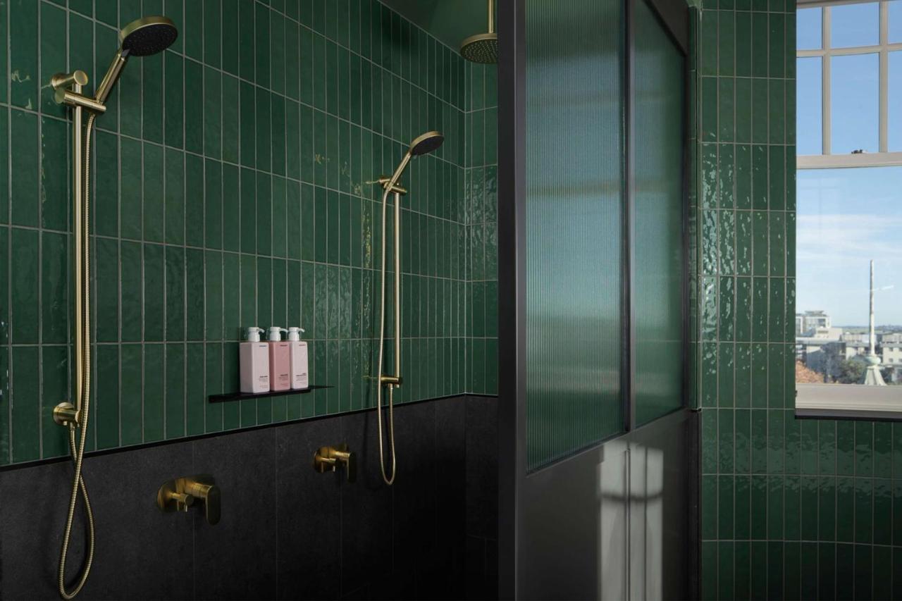 Hotel Qt Newcastle Exterior foto Bathroom with shower