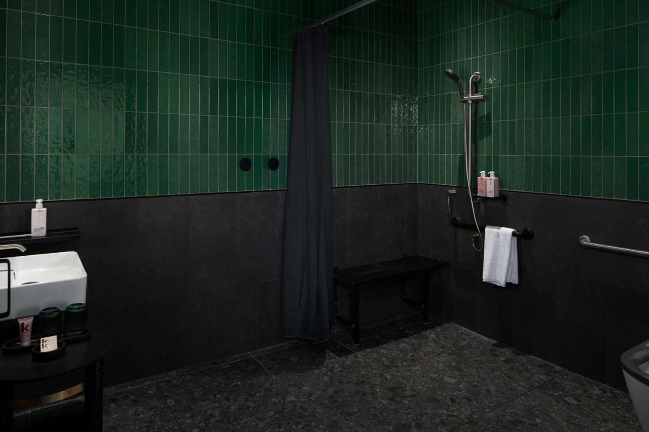 Hotel Qt Newcastle Exterior foto A shower with a shower curtain